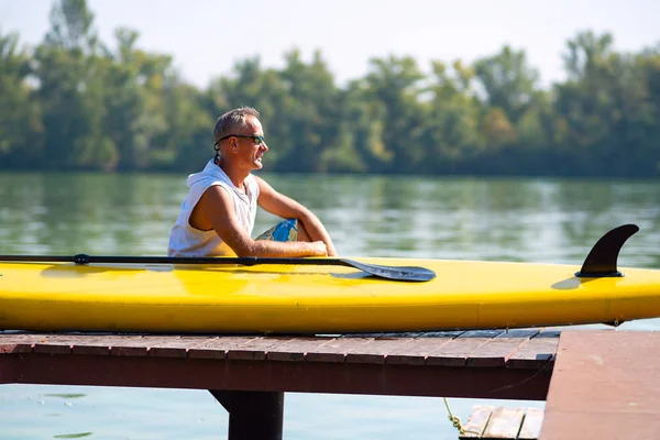 Der Surfer Sitzt Neben Dem Surfbrett Entspannt Sich Und Genießt — Stockfoto