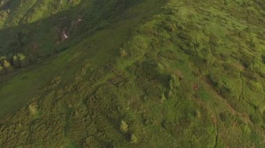 Fırtına sonrası Dağı Yaylası üzerinden uçuş. Kırsal yol dağın gidiyor. Karpat Dağları'nın havadan görünümü.
