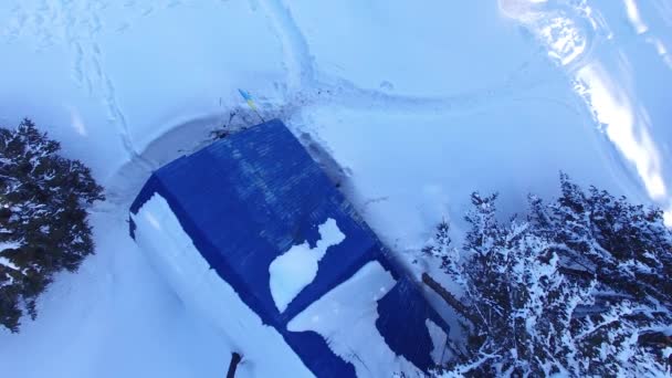 Luftaufnahme Von Reisenden Die Bei Sonnenuntergang Zwischen Den Riesigen Schneebedeckten — Stockvideo