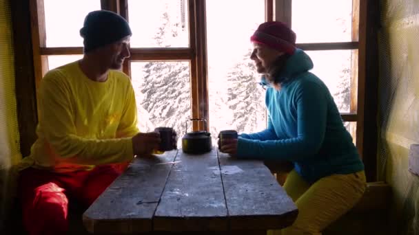 Ein Glückliches Paar Von Reisenden Sitzt Einem Holztisch Vor Einem — Stockvideo