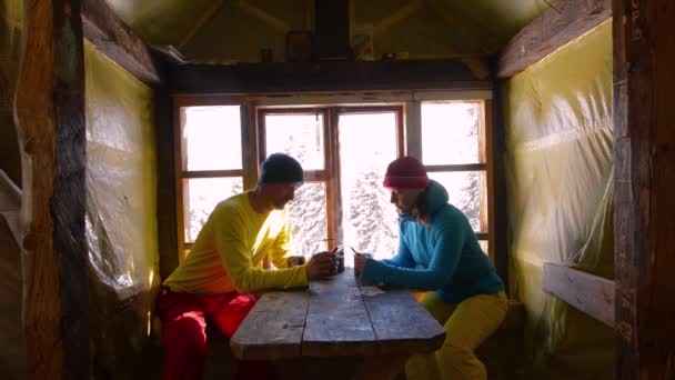 Ein Glückliches Ehepaar Sitzt Einem Holztisch Vor Einem Fenster Frostigen — Stockvideo