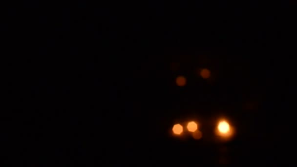 模糊的蜡烛灯在黑暗中闪烁 — 图库视频影像