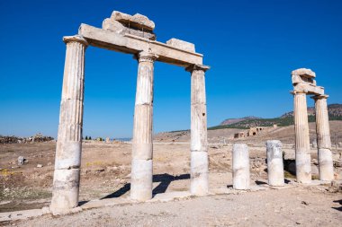 Antik kalıntıları, revak mavi gökyüzü - Pamukkale, Türkiye'nin bir parçası. Geniş açı.