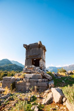 Güneşli bir akşam - güzel dağlar arasında Sidyma antik kent kalıntıları Likya yolu, Türkiye'de. Geniş açı, dikey görüntü.