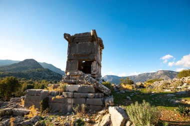 Güneşli bir akşam - güzel dağlar arasında Sidyma antik kent kalıntıları Likya yolu, Türkiye'de. Geniş açı.