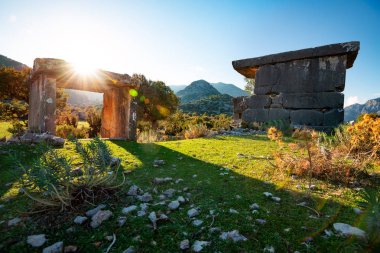 Güneşli bir akşam - güzel dağlar arasında Sidyma antik kent kalıntıları Likya yolu, Türkiye'de. Geniş açı, arkadan.