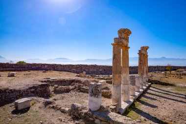 Antik kalıntıları, revak mavi gökyüzü - Pamukkale, Türkiye'nin bir parçası. Geniş açı, arkadan.