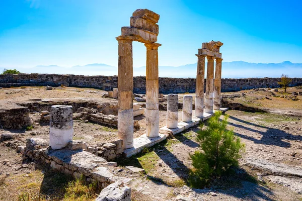 Antik kalıntıları, revak mavi gökyüzü - Pamukkale, Türkiye'nin bir parçası. Geniş açı, arkadan.