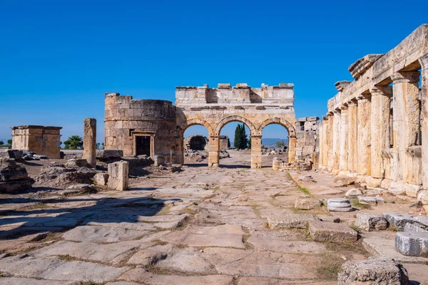 Antik Kalıntılar, kent kapısı - Hierapolis, Pamukkale, Türkiye. Geniş açı.