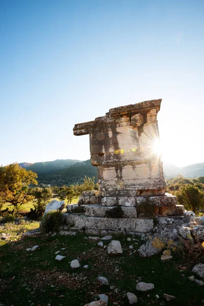 Güneşli bir akşam - güzel dağlar arasında Sidyma antik kent kalıntıları Likya yolu, Türkiye'de. Arka ışık.