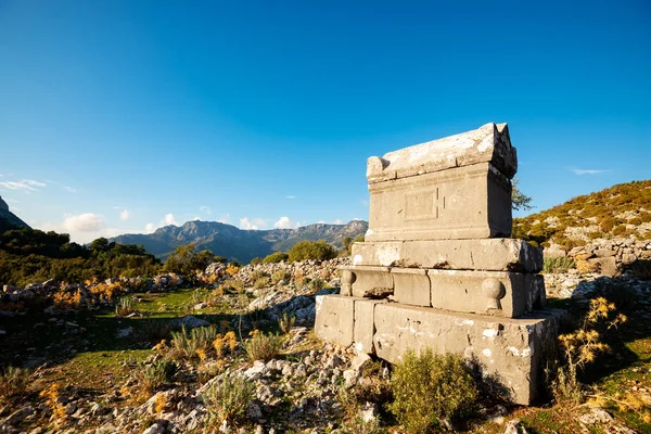 Güneşli bir akşam - güzel dağlar arasında Sidyma antik kent kalıntıları Likya yolu, Türkiye'de. Geniş açı.