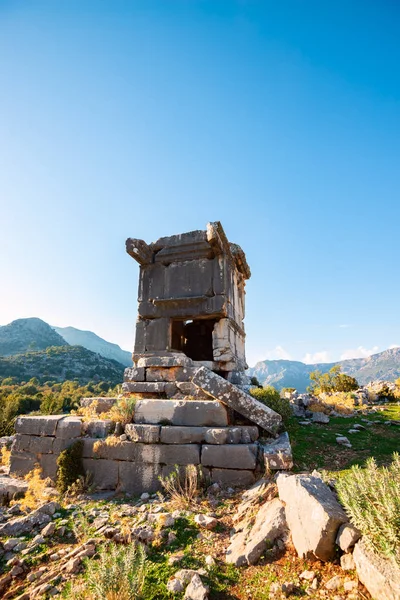 Güneşli bir akşam - güzel dağlar arasında Sidyma antik kent kalıntıları Likya yolu, Türkiye'de. Geniş açı, dikey görüntü.