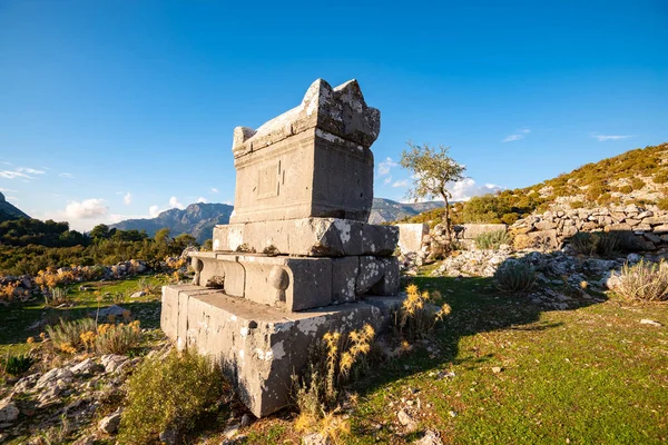 Güneşli bir akşam - güzel dağlar arasında Sidyma antik kent kalıntıları Likya yolu, Türkiye'de. Geniş açı.