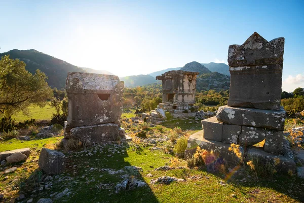 Güneşli bir akşam - güzel dağlar arasında Sidyma antik kent kalıntıları Likya yolu, Türkiye'de. Geniş açı, arkadan.