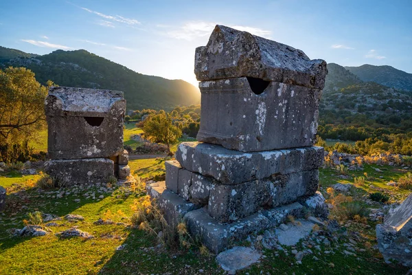 Güneşli bir akşam - güzel dağlar arasında Sidyma antik kent kalıntıları Likya yolu, Türkiye'de. Geniş açı, arkadan.