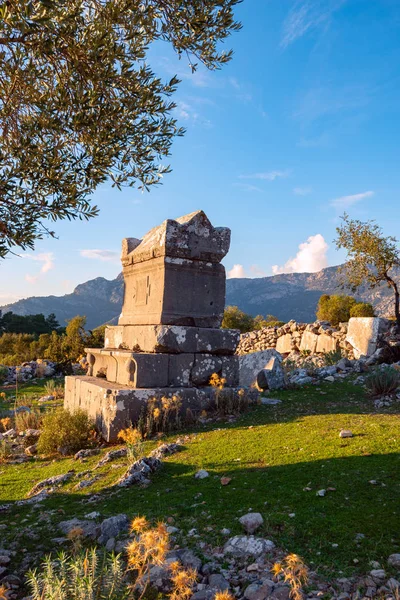Güneşli bir akşam - güzel dağlar arasında Sidyma antik kent kalıntıları Likya yolu, Türkiye'de. Geniş açı.