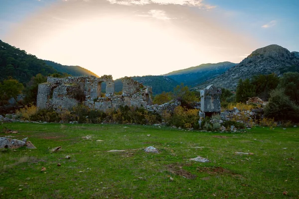 Günbatımı - Likya yolu, Türkiye'nin sırasında güzel dağlar arasında Sidyma antik kent kalıntıları. Geniş açı.
