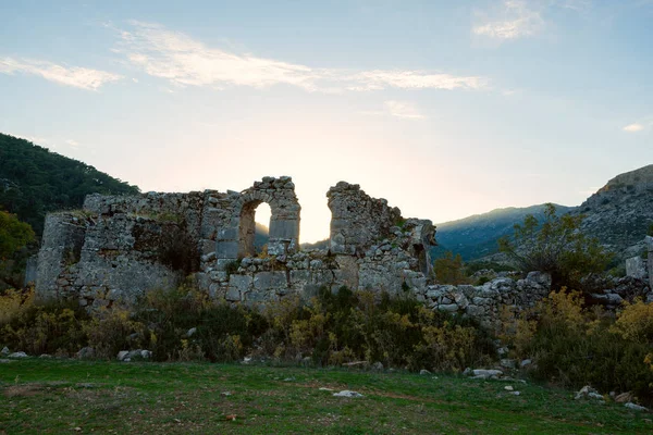 Günbatımı - Likya yolu, Türkiye'nin sırasında güzel dağlar arasında Sidyma antik kent kalıntıları. Geniş açı.