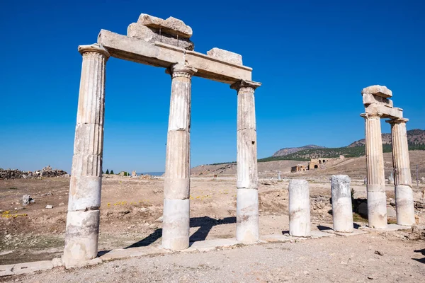 Antik kalıntıları, revak mavi gökyüzü - Pamukkale, Türkiye'nin bir parçası. Geniş açı.