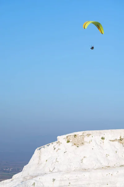 Paraglider Flying White Terraces Turquoise Thermal Water Pools Pamukkale Turkey — Stock Photo, Image