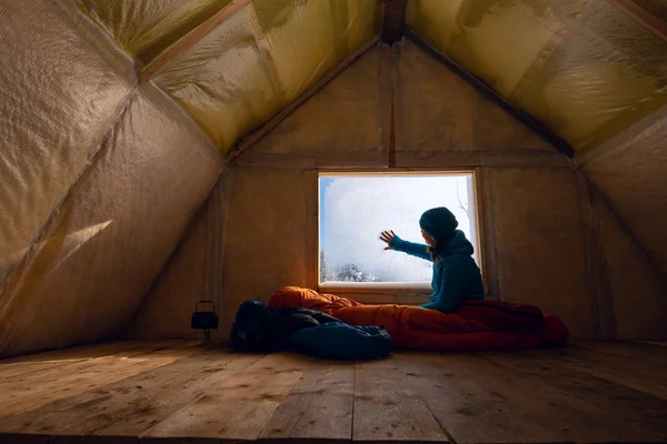 Reisende Frau Ruht Der Alten Berghütte Sitzt Schlafsack Neben Einem — Stockfoto