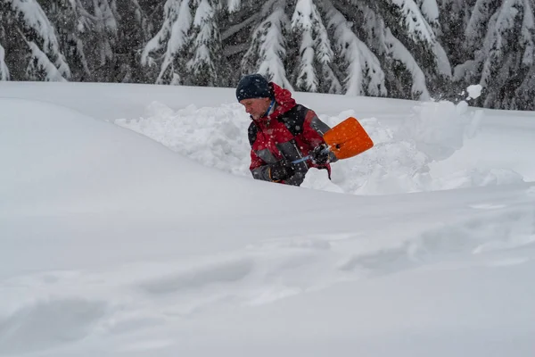 Авантюрист Выкапывает Пещеру Снегу Время Снегопада Выживание Время Путешествия Зимой — стоковое фото
