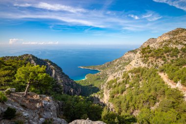 Batı Likya yolu üzerinden muhteşem deniz manzaralı. Deniz, bulutlar ve tam sakin. Muğla, Türkiye