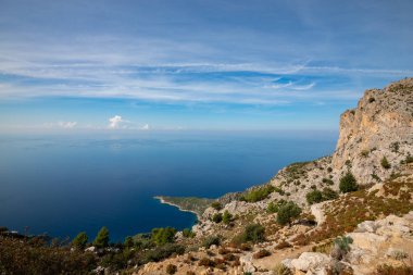Batı Likya yolu üzerinden muhteşem deniz manzaralı. Deniz, bulutlar ve tam sakin. Muğla, Türkiye