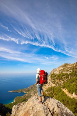 Yalnız backpacker Likya yolu, harika bir yolculuk sırasında magnifical deniz manzaralı bak. Muğla, Türkiye