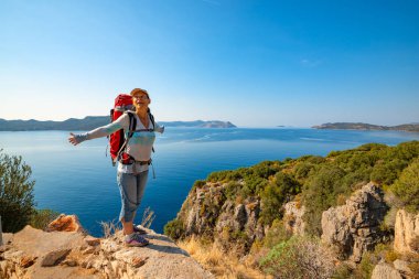 Yalnız backpacker Likya yolu, harika bir yolculuk sırasında eğleniyor. Muğla, Türkiye