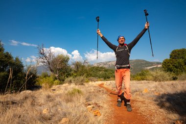 Likya yolu üzerinde jorney sırasında kırmızı çöl, izinde Backpacker gider. Muğla, Türkiye