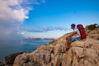 Yorgun backpacker Likya yolu, harika bir yolculuk sırasında magnifical deniz manzaralı bak. Muğla, Türkiye