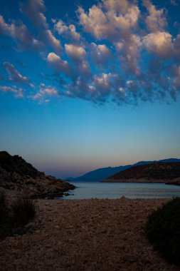 Büyülü gündoğumu güzel bulutlar ile denizden. Choban defne, Likya yolu, Mugla, Turkey
