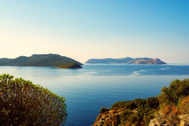Batı Likya yolu üzerinden muhteşem deniz manzaralı. Deniz, bulutlar ve tam sakin. Muğla, Türkiye