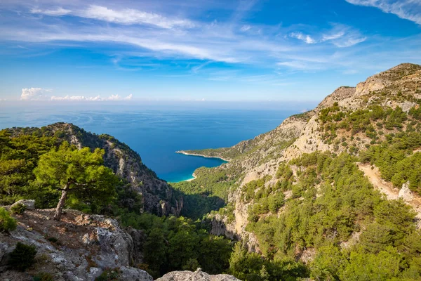 Batı Likya yolu üzerinden muhteşem deniz manzaralı. Deniz, bulutlar ve tam sakin. Muğla, Türkiye