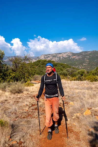 Backpacker Vai Trilho Deserto Vermelho Durante Jorney Caminho Lício Mugla — Fotografia de Stock