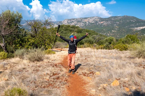 Backpacker Sur Piste Désert Rouge Pendant Jorney Sur Lycian Chemin — Photo