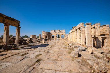 Antik Kalıntılar, kent kapısı - Hierapolis, Pamukkale, Türkiye. Geniş açı.