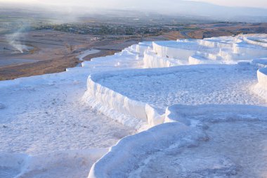 Turkuaz termal su havuzları kırsal günbatımı - Pamukkale, Türkiye Turizm Simgesel Yapı sırasında arka plan üzerinde beyaz Terası. Geniş açı.