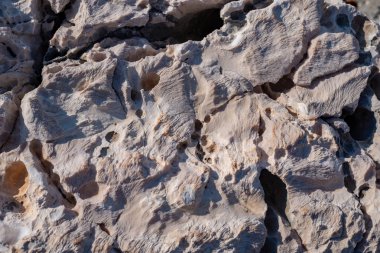 Taş dokusu hafif tonlarda. Ayrışma sonra kaya parçası.