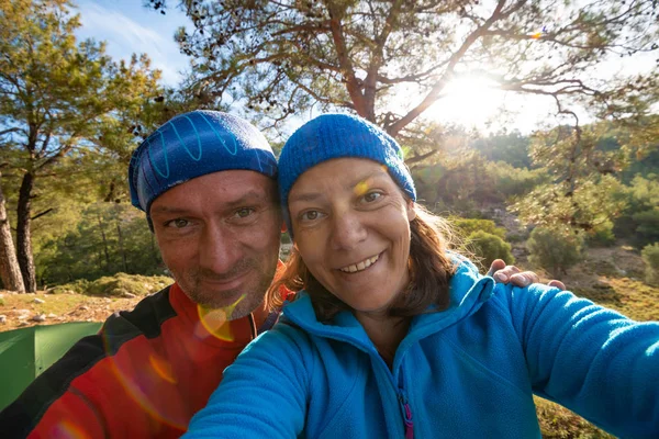 Couple Voyageurs Heureux Prenant Selfie Dans Les Montagnes Parmi Les — Photo