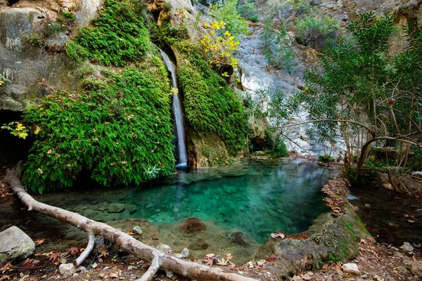 Langs Rots Waterval Verbazingwekkend Uitmondt Een Meertje Met Duidelijk Turkoois — Stockfoto