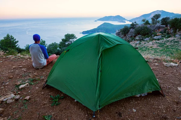 Viajero Relaja Junto Tienda Campaña Admira Increíble Bahía Marina Amanecer — Foto de Stock