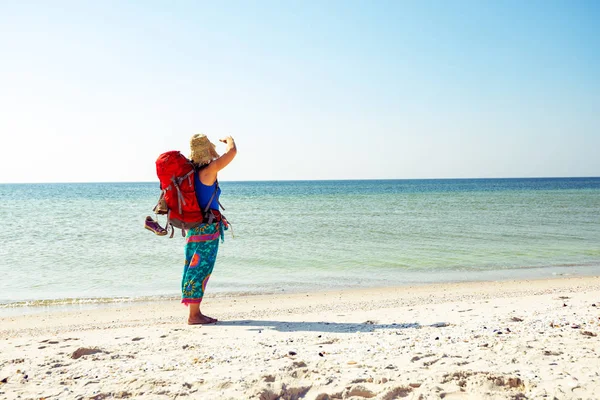 Kobieta Pareo Plecaka Stoi Bezludnej Plaży Obok Turkusowego Morza Słoneczny — Zdjęcie stockowe