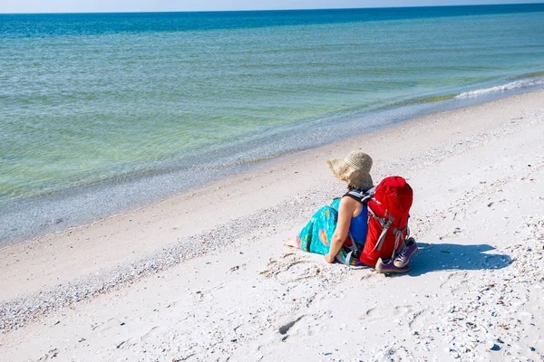 Kvinna Sarong Med Ryggsäck Slappnar Den Öde Stranden Bredvid Det — Stockfoto