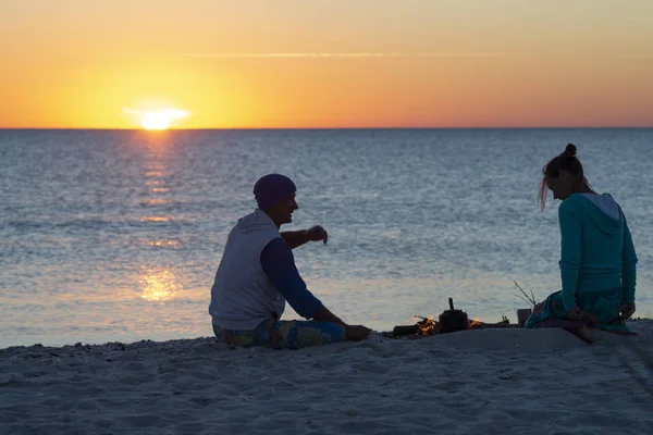 Romantyczna Para Relaksuje Się Przy Plaży Parzenia Kawy Ogniu Cieszyć — Zdjęcie stockowe