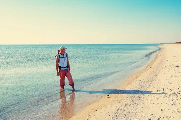 Dla Podróżujących Plecakiem Stoi Bezludnej Plaży Obok Turkusowego Morza Słoneczny — Zdjęcie stockowe