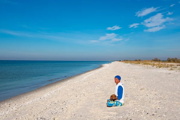 Dla Podróżujących Zabawny Pies Siedzi Bezludnej Plaży Obok Turkusowego Morza — Zdjęcie stockowe