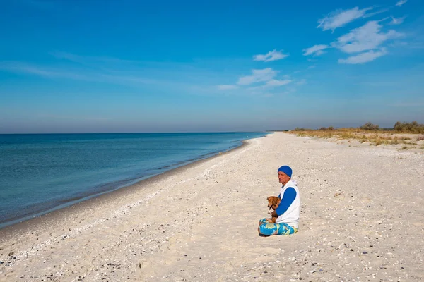 Resenär Med Rolig Hund Sitter Den Öde Stranden Bredvid Det — Stockfoto