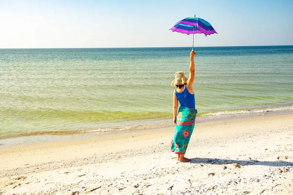 Mujer Feliz Pareo Con Paraguas Mano Está Viento Divertirse Playa Imagen de stock